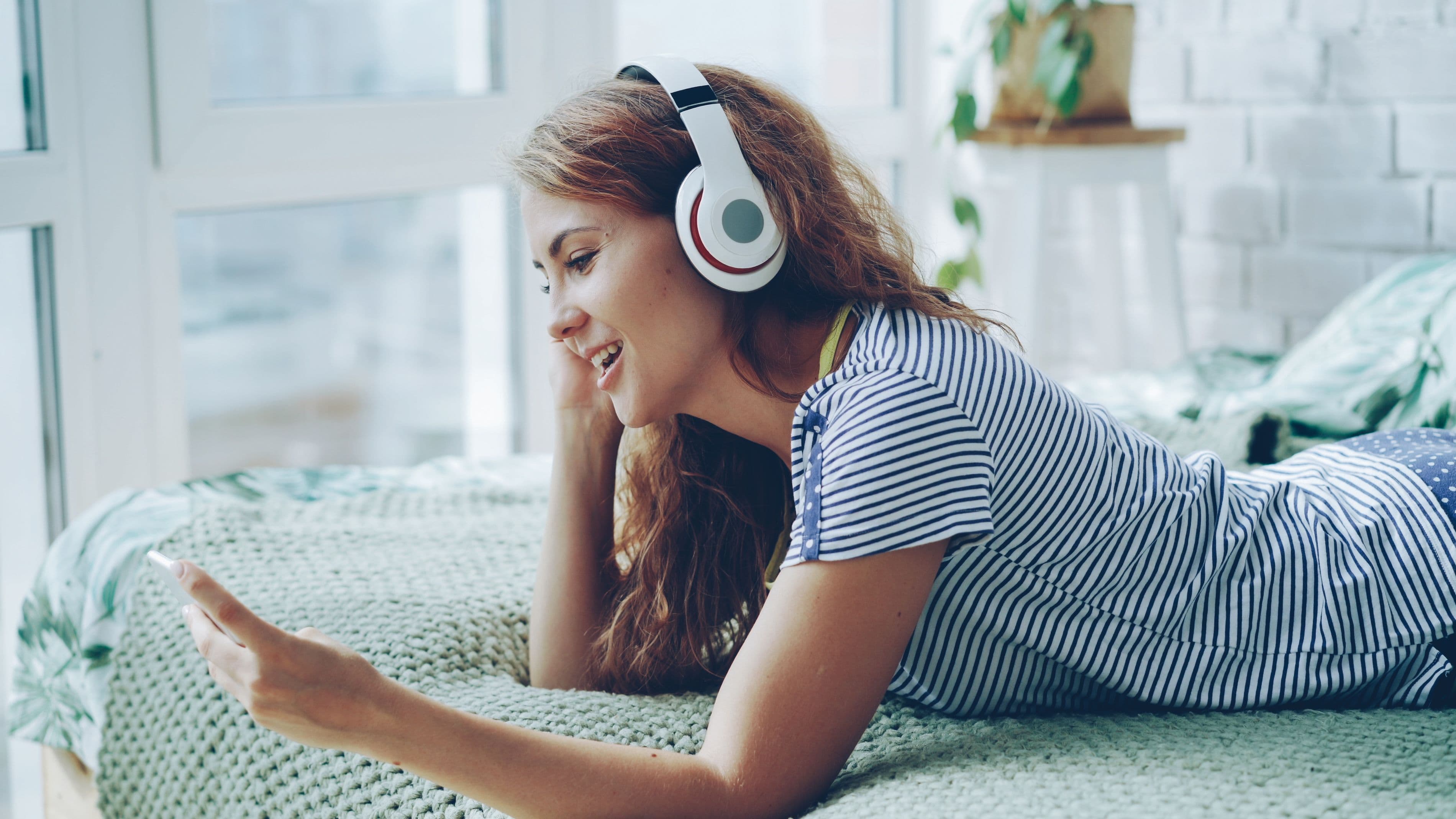 Cztery platformy, cztery wojny: jak Spotify, Apple, Deezer i TIDAL próbują okiełznać muzykę AI